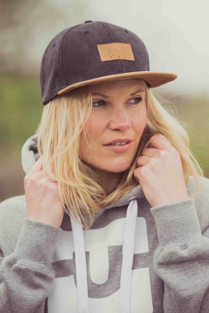 unmac Hoodie LOGO GIRL grau & canvas Snapback